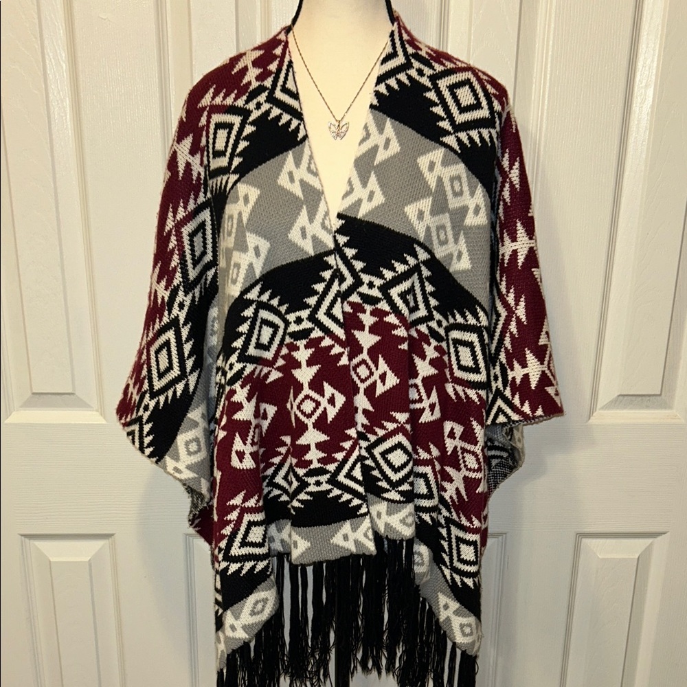 🦋Ultra Flirt Burgundy and Black Geometric Poncho 5/25$